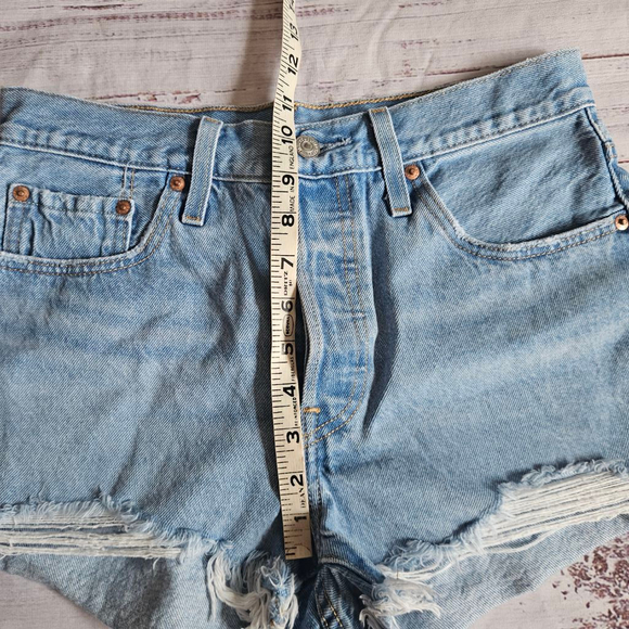 Levis Premium 501 Light Denim Wash Raw Hem Button Fly Shorts Womens 28 - Picture 6 of 7